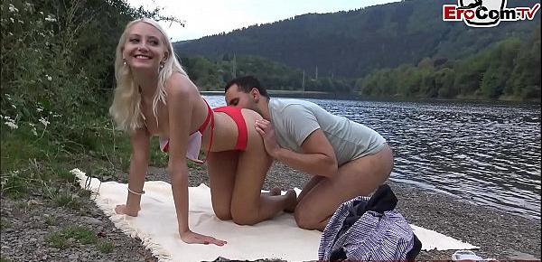  Deutsche dünne blondine mit kleinen titten macht einen outdoor porno mit ihrem Freund